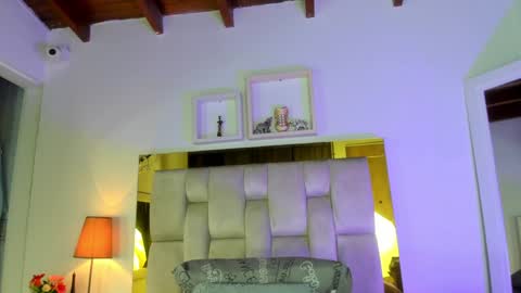 Snapshot of _emily_r chatting on February 5, 12:06 pm Isabella online show from February 5, 12:06 pm
