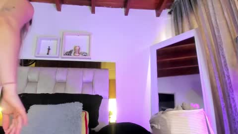Snapshot of _emily_r chatting on February 22, 3:14 pm Isabella online show from February 22, 3:14 pm
