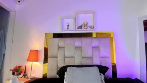 Snapshot of _emily_r chatting on March 3, 12:05 pm Isabella online show from March 3, 12:05 pm