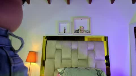 Snapshot of _emily_r chatting on March 10, 12:04 pm Isabella online show from March 10, 12:04 pm