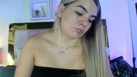 Snapshot of _emily_r chatting on September 11, 12:05 pm Isabella online show from September 11, 12:05 pm
