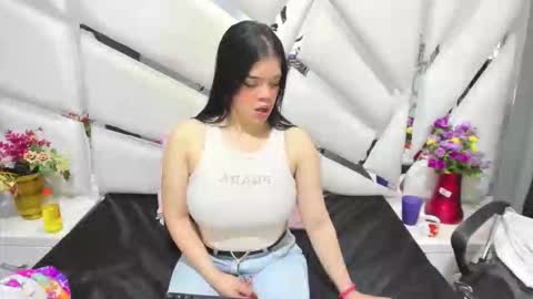 Snapshot of _emilysquirt chatting on February 24, 1:31 pm emily online show from February 24, 1:31 pm