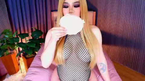 _empressvalerie_ online show from June 4, 9:48 am