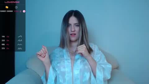 Snapshot of _esmeraldiyaa_ chatting on February 2, 10:39 pm _esmeraldiyaa_ online show from February 2, 10:39 pm