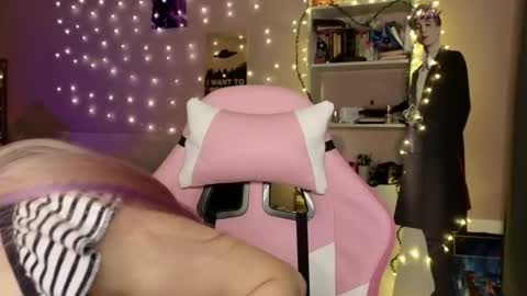 Snapshot of _eve____ chatting on February 9, 2:04 am EveEva online show from February 9, 2:04 am