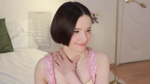 Snapshot of _female_essence_ chatting on December 13, 12:20 am Essie online show from December 13, 12:20 am