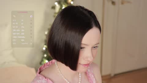 Snapshot of _female_essence_ chatting on January 3, 10:29 pm Essie online show from January 3, 10:29 pm