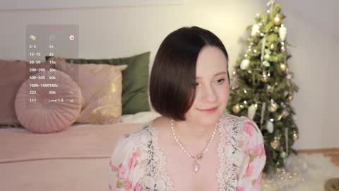 Snapshot of _female_essence_ chatting on January 11, 12:33 am Essie online show from January 11, 12:33 am