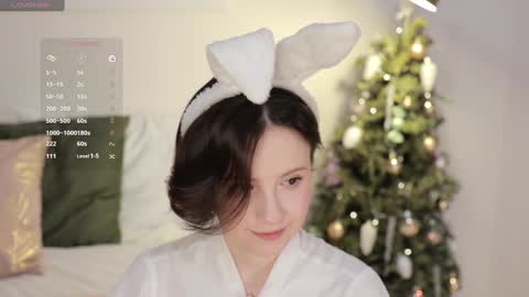 Snapshot of _female_essence_ chatting on January 12, 12:39 am Essie online show from January 12, 12:39 am