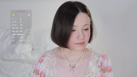 Snapshot of _female_essence_ chatting on February 6, 5:46 am Essie online show from February 6, 5:46 am