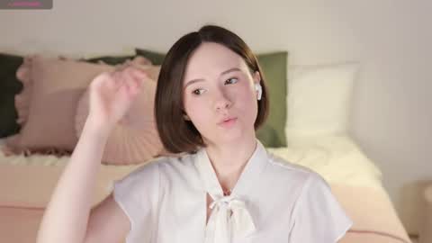 Snapshot of _female_essence_ chatting on March 7, 7:52 am Essie online show from March 7, 7:52 am