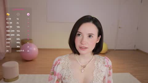 Snapshot of _female_essence_ chatting on September 18, 3:25 pm Essie online show from September 18, 3:25 pm