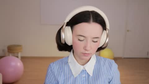 Snapshot of _female_essence_ chatting on September 20, 3:46 pm Essie online show from September 20, 3:46 pm