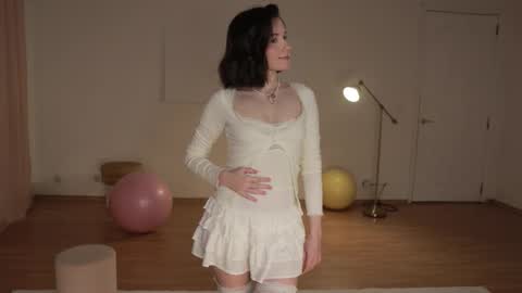 Snapshot of _female_essence_ chatting on October 10, 2:27 pm Essie online show from October 10, 2:27 pm