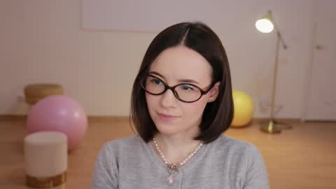 Snapshot of _female_essence_ chatting on October 13, 3:56 pm Essie online show from October 13, 3:56 pm