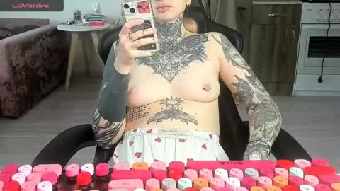 Snapshot of _feralberry__ chatting on March 6, 9:06 am Alis online show from March 6, 9:06 am