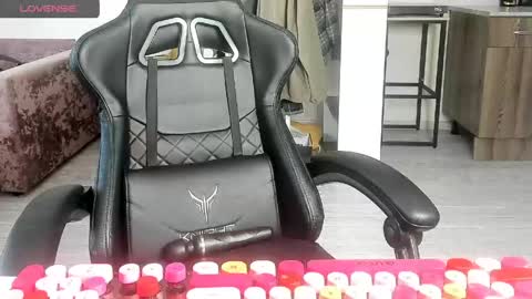 Snapshot of _feralberry__ chatting on March 11, 7:58 am Alis online show from March 11, 7:58 am