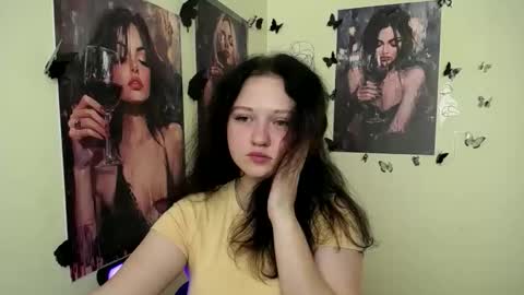 Snapshot of _foxy_lady chatting on September 15, 6:02 am Alice online show from September 15, 6:02 am