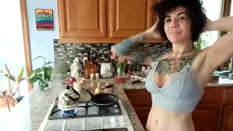 Snapshot of _frankie_rivers chatting on February 17, 7:53 pm Frankie Rivers allmylinks  online show from February 17, 7:53 pm