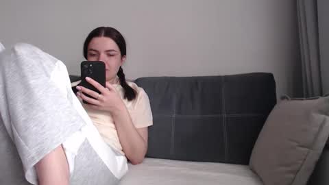 Snapshot of _hidden_frommymoom_ chatting on March 12, 9:26 am Criss4u online show from March 12, 9:26 am