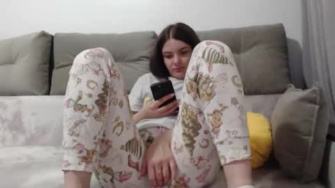 Snapshot of _hidden_frommymoom_ chatting on April 3, 6:28 pm Criss4u online show from April 3, 6:28 pm