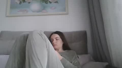 Snapshot of _hidden_frommymoom_ chatting on April 8, 6:13 am Criss4u online show from April 8, 6:13 am