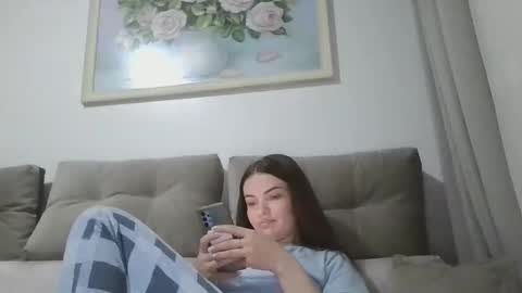 Snapshot of _hidden_frommymoom_ chatting on April 8, 6:52 pm Criss4u online show from April 8, 6:52 pm