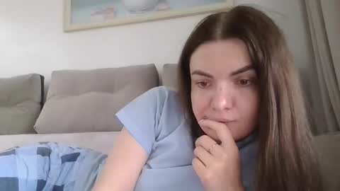 Snapshot of _hidden_frommymoom_ chatting on April 9, 6:19 am Criss4u online show from April 9, 6:19 am