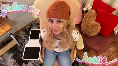 Snapshot of _hottie__ chatting on May 30, 11:13 pm _hottie__ online show from May 30, 11:13 pm