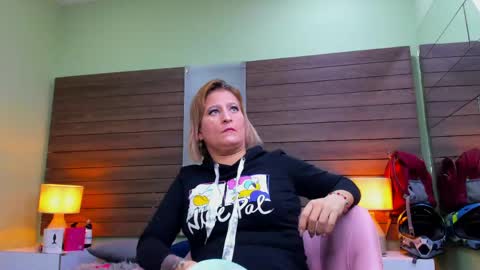 Snapshot of _jaadee_ chatting on May 2, 11:59 am JADE online show from May 2, 11:59 am