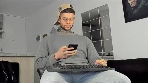Snapshot of _jamesleandros chatting on January 19, 1:12 pm jeison online show from January 19, 1:12 pm