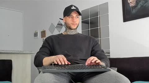 Snapshot of _jamesleandros chatting on February 1, 7:13 pm jeison online show from February 1, 7:13 pm