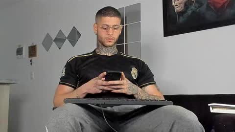 Snapshot of _jamesleandros chatting on February 28, 12:09 pm jeison online show from February 28, 12:09 pm