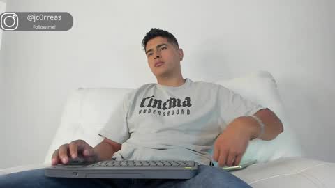 Snapshot of _juanes__ chatting on December 16, 3:11 pm _juanes__ online show from December 16, 3:11 pm