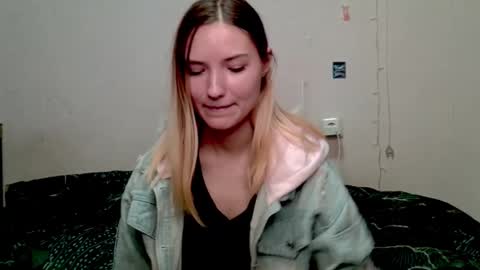 Snapshot of _kikiclark_ chatting on October 12, 8:41 pm _kikiclark_ online show from October 12, 8:41 pm
