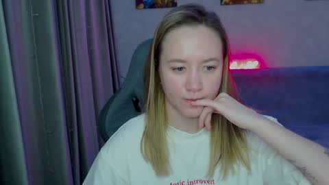 _lalune_ online show from January 22, 9:54 pm