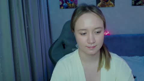 _lalune_ online show from January 31, 3:30 am