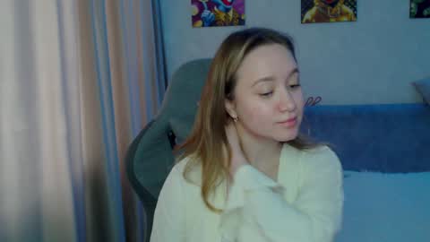 _lalune_ online show from February 6, 8:29 am