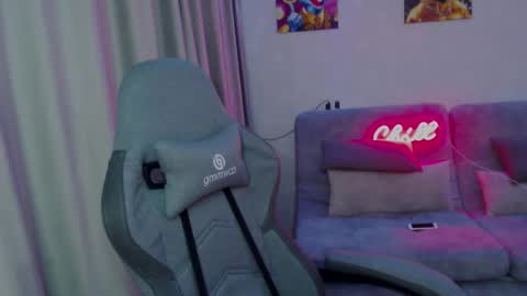 _lalune_ online show from February 13, 4:17 pm