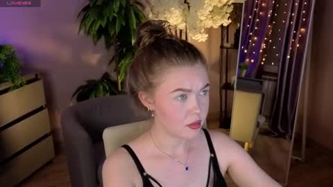 Snapshot of _liilcrystal_ chatting on July 10, 8:11 pm _liilcrystal_ online show from July 10, 8:11 pm