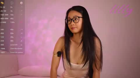 _lillilly_ online show from June 19, 5:01 am