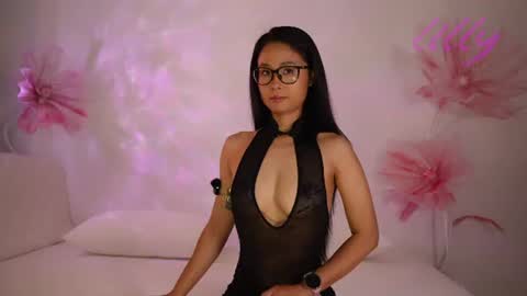_lillilly_ online show from July 7, 5:21 am