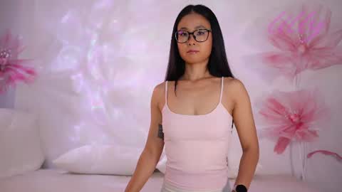 _lillilly_ online show from August 5, 5:43 am