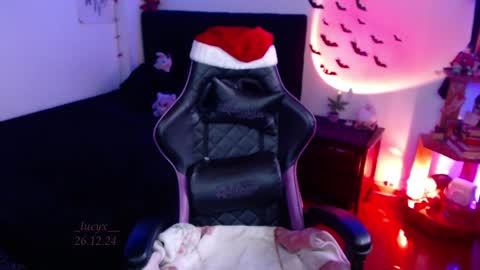 Snapshot of _lucyx__ chatting on December 26, 8:53 pm Queen. Help me reach 100 thumbs up online show from December 26, 8:53 pm