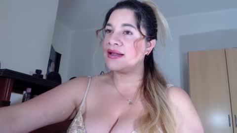 Snapshot of _lunagold_ chatting on February 7, 1:37 pm _lunagold_ online show from February 7, 1:37 pm