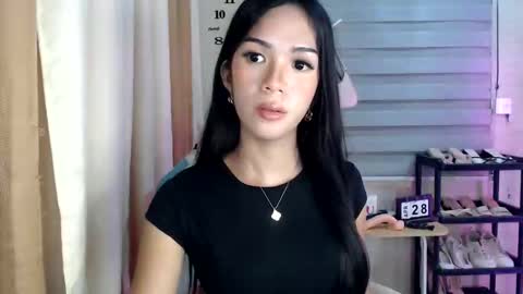 Snapshot of _mellyxxx chatting on April 28, 12:43 pm Melly online show from April 28, 12:43 pm