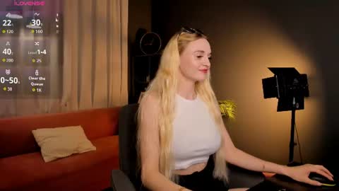 Snapshot of _mila_lux_ chatting on June 21, 8:55 pm Mila online show from June 21, 8:55 pm