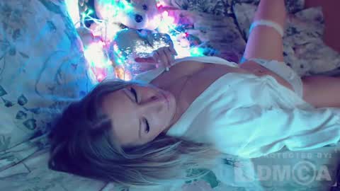 Snapshot of _mimmi chatting on May 24, 12:26 am Can you guess online show from May 24, 12:26 am