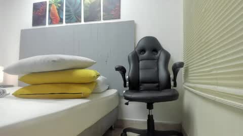 _molly_rosse_ online show from April 16, 12:28 pm