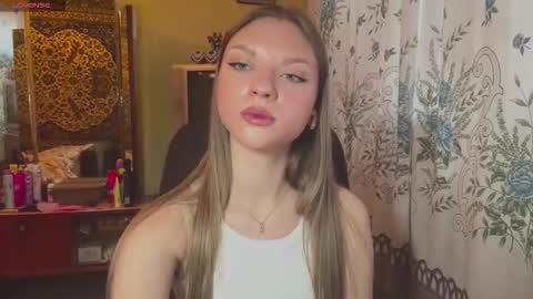 Snapshot of _monaflame_ chatting on February 7, 1:26 pm Mona online show from February 7, 1:26 pm